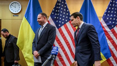 US-Außenminister Marco Rubio und der ukrainische Unterhändler Andrij Jermak vor Flaggen ihrer Länder bei den Verhandlungen in Genf