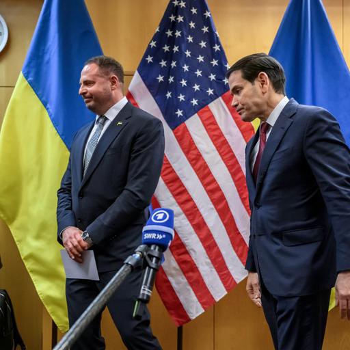 US-Außenminister Marco Rubio und der ukrainische Unterhändler Andrij Jermak vor Flaggen ihrer Länder bei den Verhandlungen in Genf