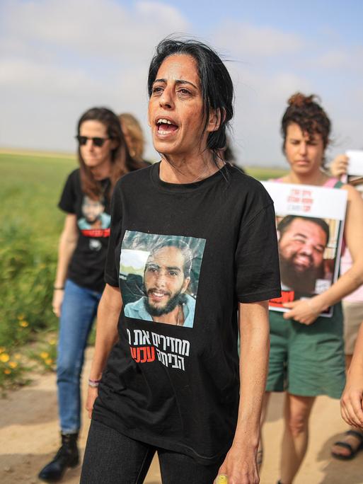 Einav Zangauker und Unterstützer demonstrieren für die Freilassung der israelischen Geiseln, die die Hamas am 7. Oktober 2023 verschleppt hat. Einav Zangauker und Unterstützer demonstrieren für die Freilassung der israelischen Geiseln, die die Hamas am 7. Oktober 2023 verschleppt hat.