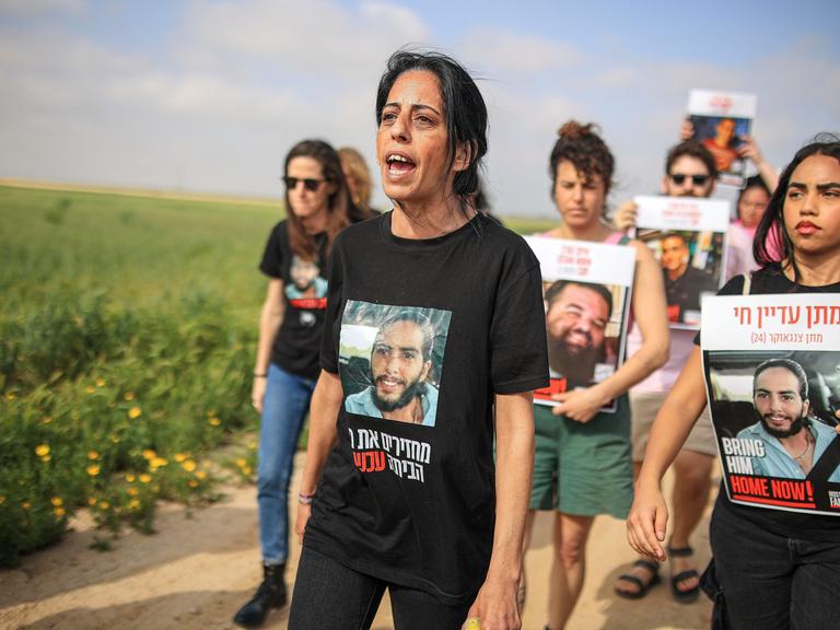 Einav Zangauker und Unterstützer demonstrieren für die Freilassung der israelischen Geiseln, die die Hamas am 7. Oktober 2023 verschleppt hat. Einav Zangauker und Unterstützer demonstrieren für die Freilassung der israelischen Geiseln, die die Hamas am 7. Oktober 2023 verschleppt hat.