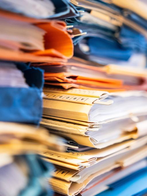 Ein Stapel mit Gerichtsakten Düsseldorf Nordrhein-Westfalen Deutschland