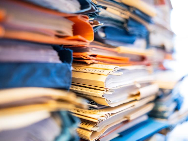 Ein Stapel mit Gerichtsakten Düsseldorf Nordrhein-Westfalen Deutschland