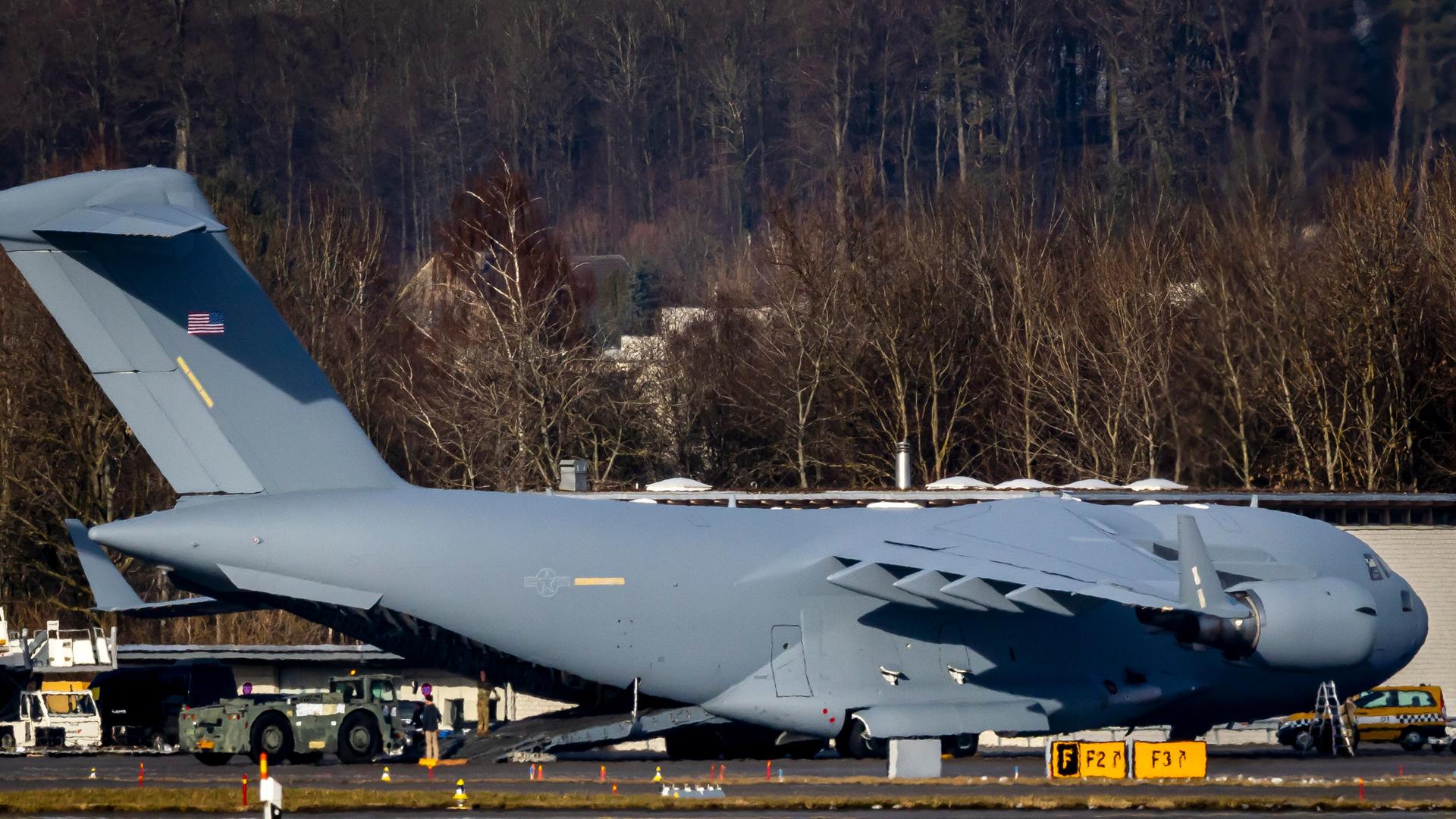 Eine C-17 Globemaster der US-Luftwaffe wird auf dem Rollfeld des Flughafens Zürich entladen. US-Präsident Donald Trump wird am Weltwirtschaftsforum 2026 in Davos teilnehmen.