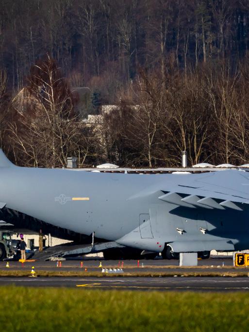 Eine C-17 Globemaster der US-Luftwaffe wird auf dem Rollfeld des Flughafens Zürich entladen. US-Präsident Donald Trump wird am Weltwirtschaftsforum 2026 in Davos teilnehmen.