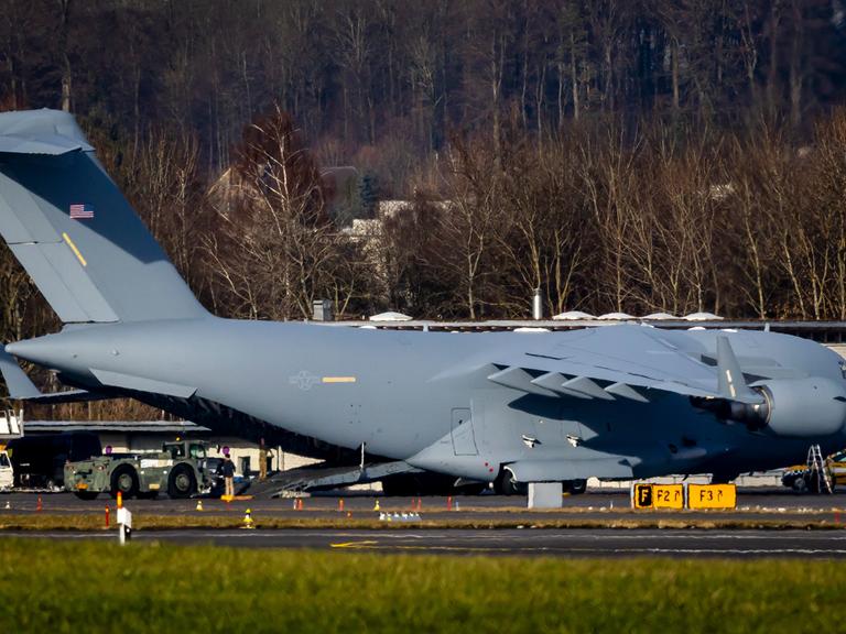 Eine C-17 Globemaster der US-Luftwaffe wird auf dem Rollfeld des Flughafens Zürich entladen. US-Präsident Donald Trump wird am Weltwirtschaftsforum 2026 in Davos teilnehmen.