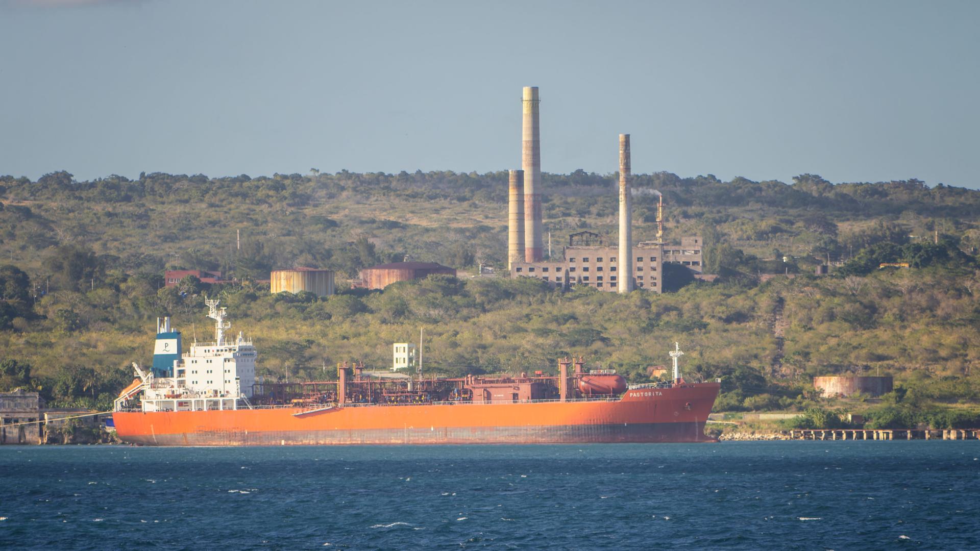 Ein Öltanker in der Bucht von Matanzas, Kuba.