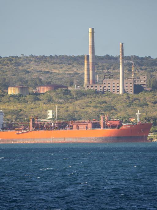 Ein Öltanker in der Bucht von Matanzas, Kuba.