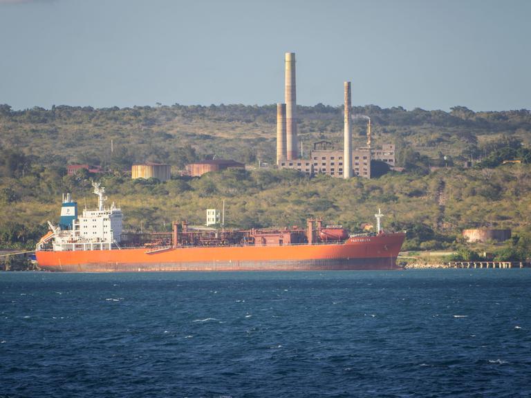 Ein Öltanker in der Bucht von Matanzas, Kuba.