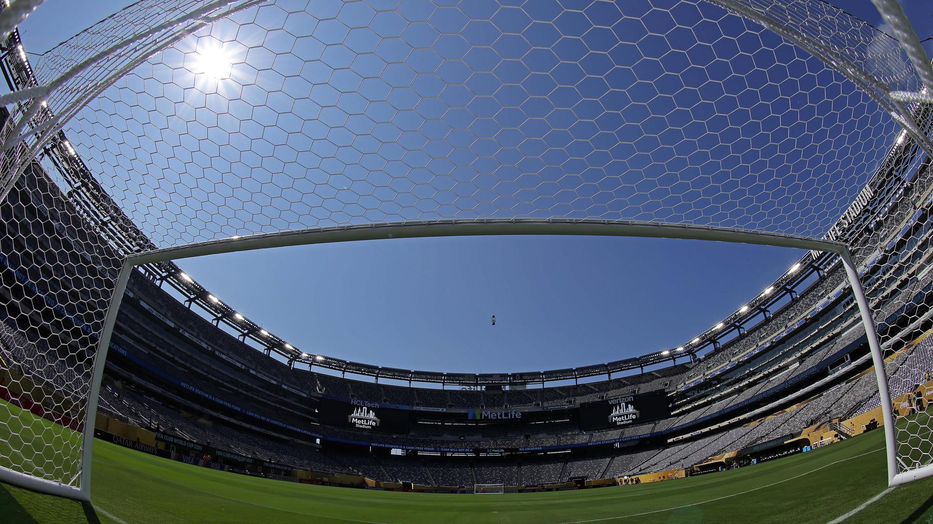 Blick durch das Tor und auf das Spielfeld des MetLife Stadium in New York (20.06.2025)
