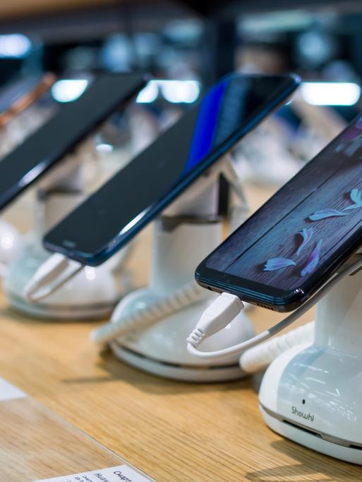 Mehrere Smartphones nebeneinander in einem Geschäft Mehrere Smartphones nebeneinander in einem Geschäft