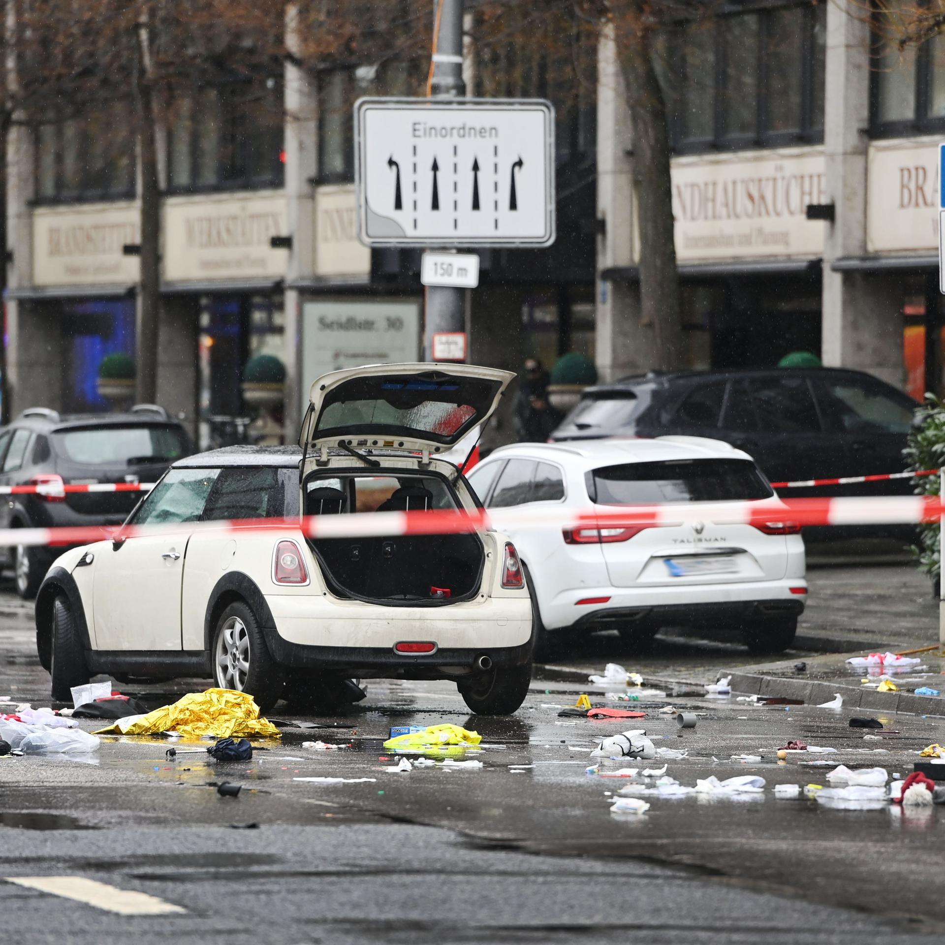 Grosseinsatz in Muenchen: Ein Fahrzeug ist in eine Menschenmenge gefahren, es gibt zahlreiche Verletzte.
