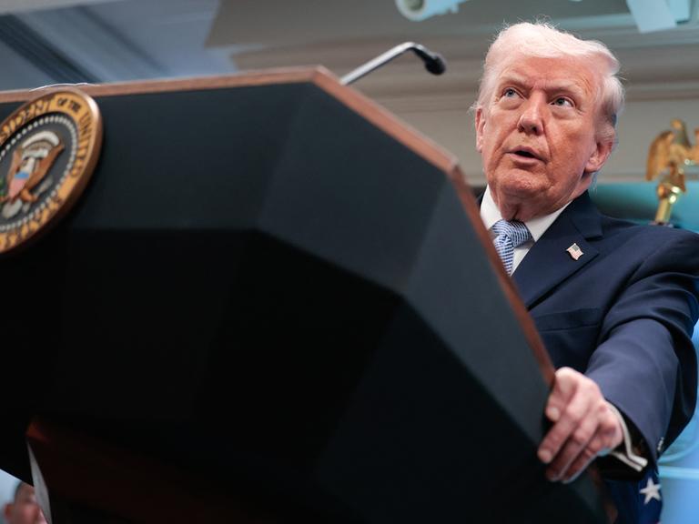 US-Präsident Donals trump spricht über den Irankrieg bei einem Press-Briefing im Weißen Haus, 6. April 2026. US-Präsident Donals trump spricht über den Irankrieg bei einem Press-Briefing im Weißen Haus, 6. April 2026.