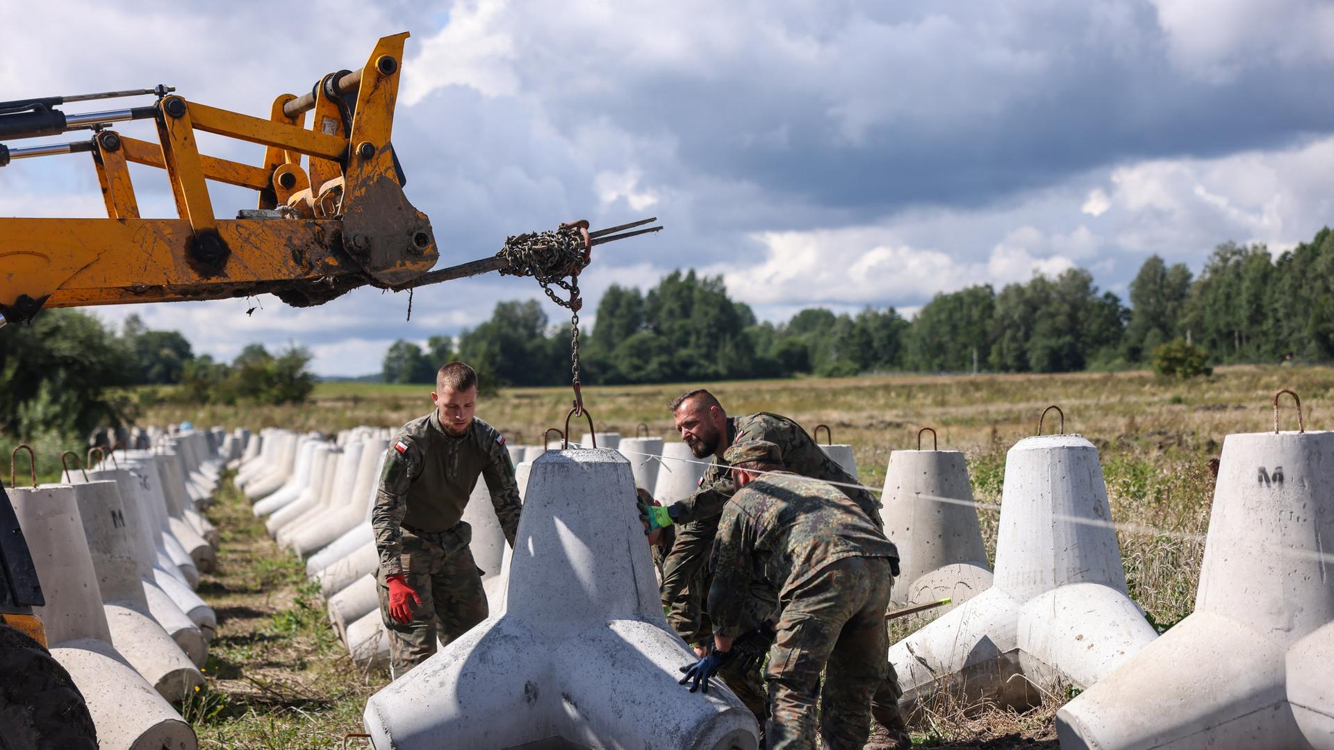 Deutsche und polnische Soldaten erreichten eine Panzersperre an der polnischen Grenze zu Kaliningrad in der Nähe des Ortes Budry Deutsche und polnische Soldaten erreichten eine Panzersperre an der polnischen Grenze zu Kaliningrad in der Nähe des Ortes Budry