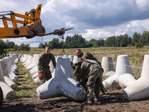 Deutsche und polnische Soldaten erreichten eine Panzersperre an der polnischen Grenze zu Kaliningrad in der Nähe des Ortes Budry Deutsche und polnische Soldaten erreichten eine Panzersperre an der polnischen Grenze zu Kaliningrad in der Nähe des Ortes Budry