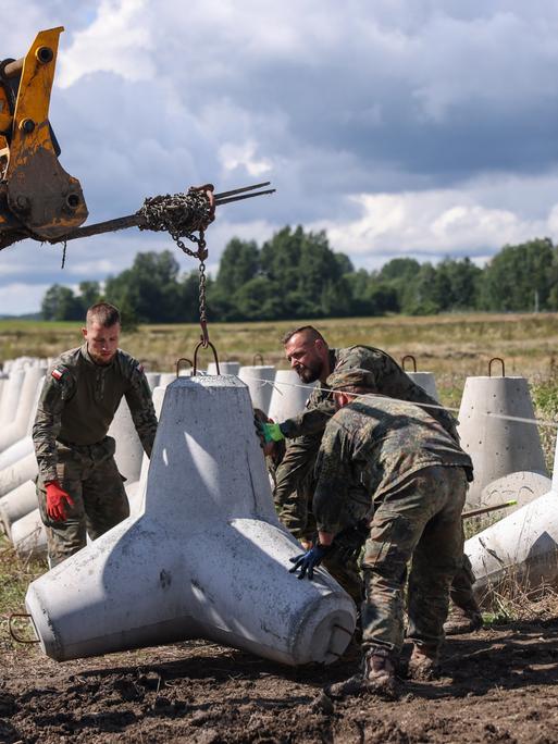 Deutsche und polnische Soldaten erreichten eine Panzersperre an der polnischen Grenze zu Kaliningrad in der Nähe des Ortes Budry
