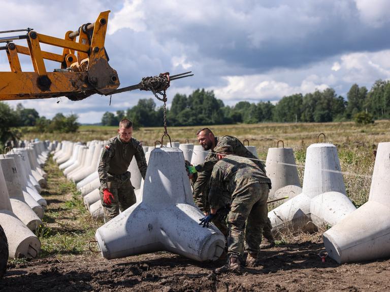 Deutsche und polnische Soldaten erreichten eine Panzersperre an der polnischen Grenze zu Kaliningrad in der Nähe des Ortes Budry