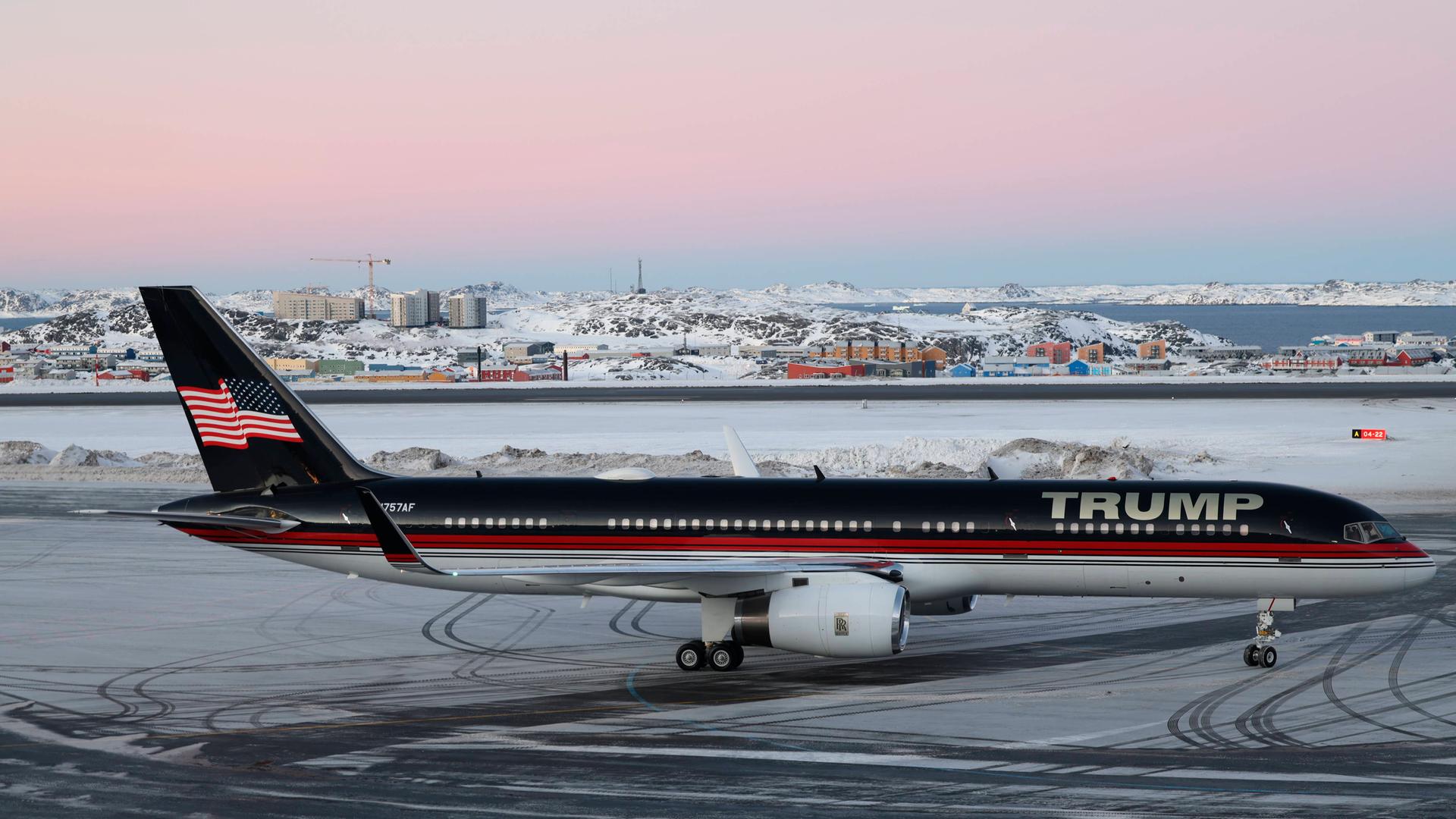 Flugzeug mit Aufschrift "Trump" auf Rollfeld (Nuuk, Grönland, 7.1.2025) Flugzeug mit Aufschrift "Trump" auf Rollfeld (Nuuk, Grönland, 7.1.2025)