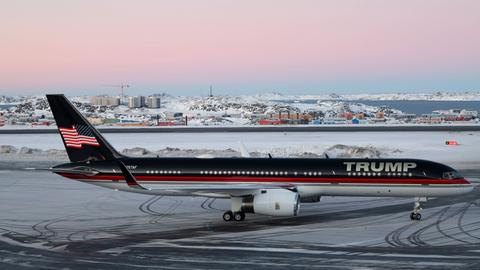 Flugzeug mit Aufschrift "Trump" auf Rollfeld