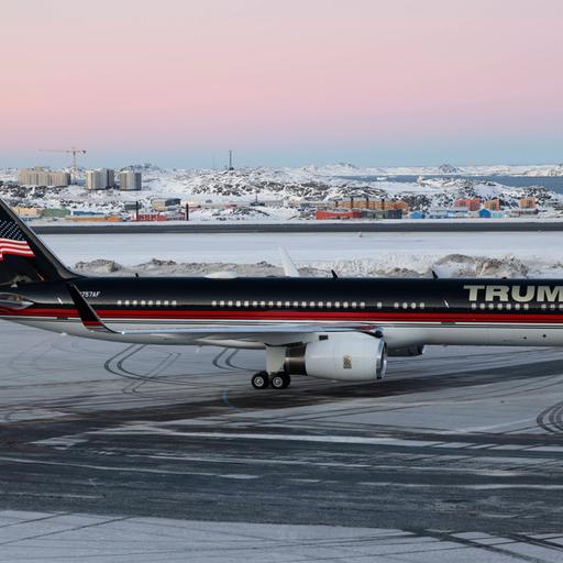 Flugzeug mit Aufschrift "Trump" auf Rollfeld (Nuuk, Grönland, 7.1.2025)