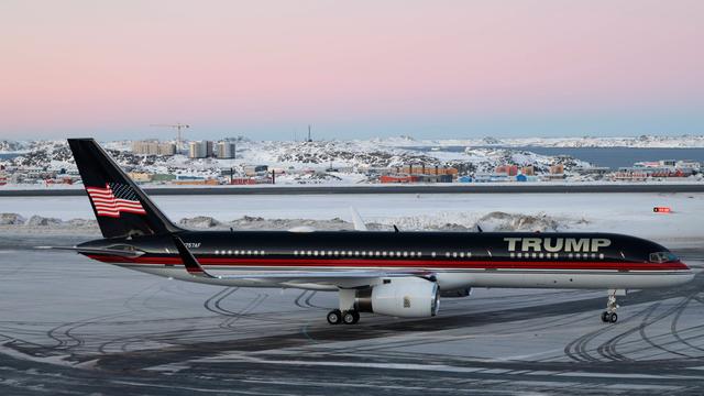 Flugzeug mit Aufschrift "Trump" auf Rollfeld