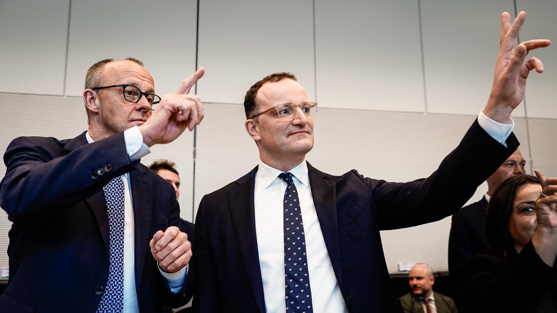 Fraktionssitzung CDU CSU im Deutschen Bundestag, 24.03.2026, Berlin, Bundeskanzler Friedrich Merz (CDU) und Jens Spahn, Fraktionsvorsitzender, haben beide die Hand. Fraktionssitzung CDU CSU im Deutschen Bundestag, 24.03.2026, Berlin, Bundeskanzler Friedrich Merz (CDU) und Jens Spahn, Fraktionsvorsitzender, haben beide die Hand.