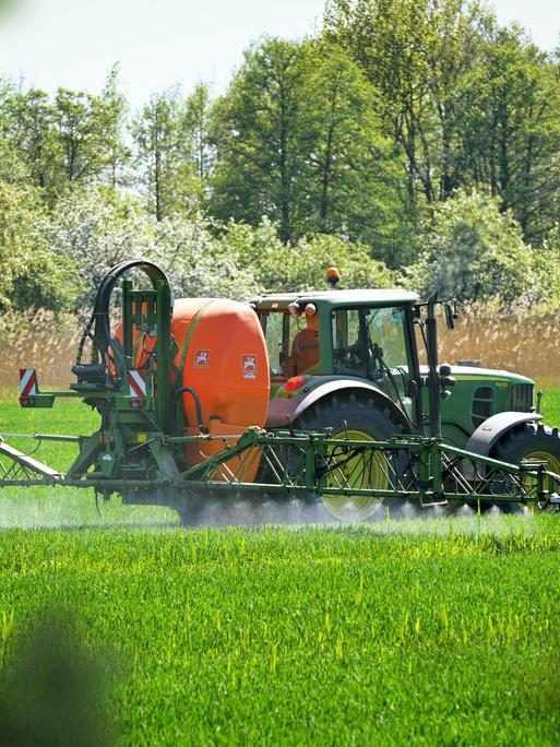 Pflanzenschutzmittel werden auf ein Feld gesprüht in Hamburg, Deutschland
