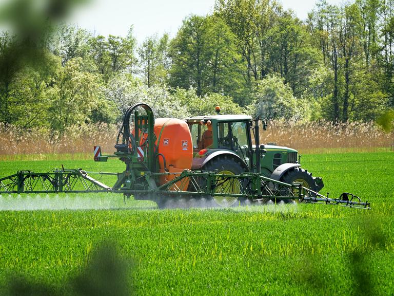 Pflanzenschutzmittel werden auf ein Feld gesprüht in Hamburg, Deutschland
