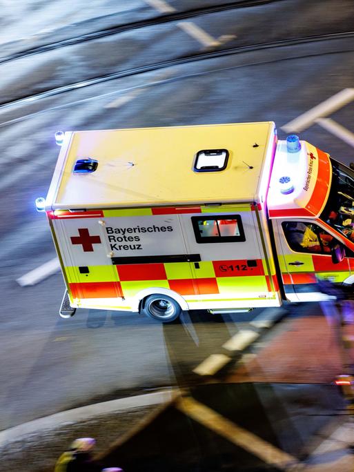 Ein Krankenwagen vom Bayerischen Roten Kreuz mit eingeschaltetem Blaulicht. Ein Krankenwagen vom Bayerischen Roten Kreuz mit eingeschaltetem Blaulicht.