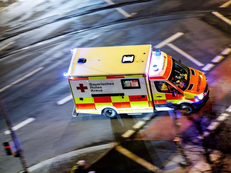 Ein Krankenwagen vom Bayerischen Roten Kreuz mit eingeschaltetem Blaulicht. Ein Krankenwagen vom Bayerischen Roten Kreuz mit eingeschaltetem Blaulicht.