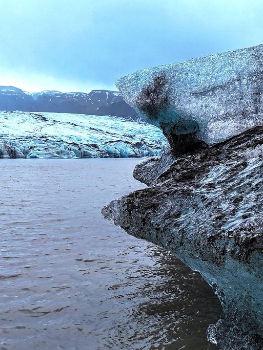Eine Luftaufnahme zeigt, wie die Gletscher des Vatnajökull, die auf das Festland treffen, aufgrund der globalen Erwärmung und des Klimawandels ins Meer schmelzen oder Lagunen bilden. Eine Luftaufnahme zeigt, wie die Gletscher des Vatnajökull, die auf das Festland treffen, aufgrund der globalen Erwärmung und des Klimawandels ins Meer schmelzen oder Lagunen bilden.