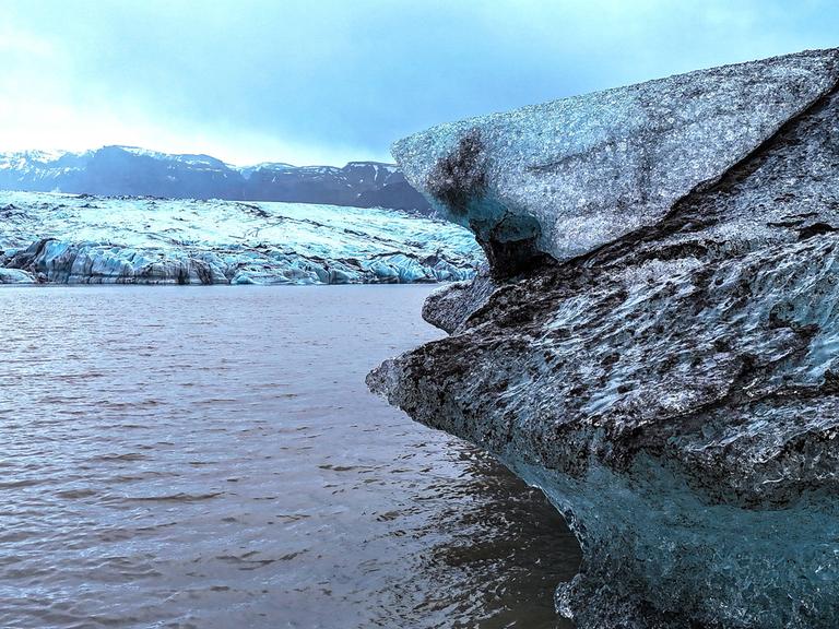 Eine Luftaufnahme zeigt, wie die Gletscher des Vatnajökull, die auf das Festland treffen, aufgrund der globalen Erwärmung und des Klimawandels ins Meer schmelzen oder Lagunen bilden. Eine Luftaufnahme zeigt, wie die Gletscher des Vatnajökull, die auf das Festland treffen, aufgrund der globalen Erwärmung und des Klimawandels ins Meer schmelzen oder Lagunen bilden.