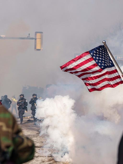 Bei Protesten in der US-Stadt Minneapolis geraten Protestierende und Sicherheitskräfte aneinander. Die Proteste wurden durch tödliche Schüsse, die von ICE-Beamten auf einen US-Bürger abgegeben wurden, ausgelöst. Bei Protesten in der US-Stadt Minneapolis geraten Protestierende und Sicherheitskräfte aneinander. Die Proteste wurden durch tödliche Schüsse, die von ICE-Beamten auf einen US-Bürger abgegeben wurden, ausgelöst.