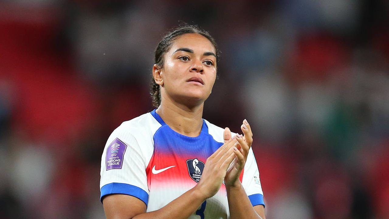 Die englische Fußballnationalspielerin Jess Carter steht applaudierend auf dem Platz während der UEFA Womens Nations League.