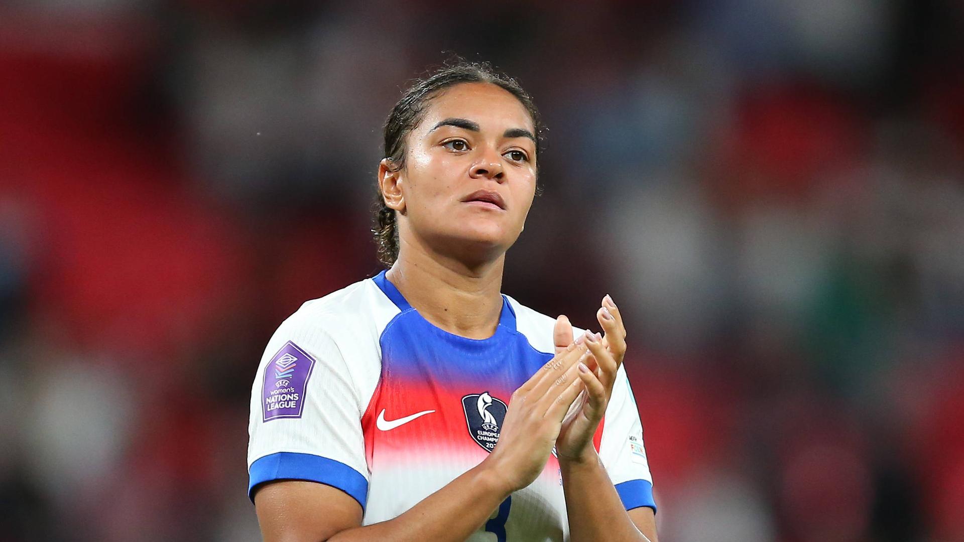 Die englische Fußballnationalspielerin Jess Carter steht applaudierend auf dem Platz während der UEFA Womens Nations League.
