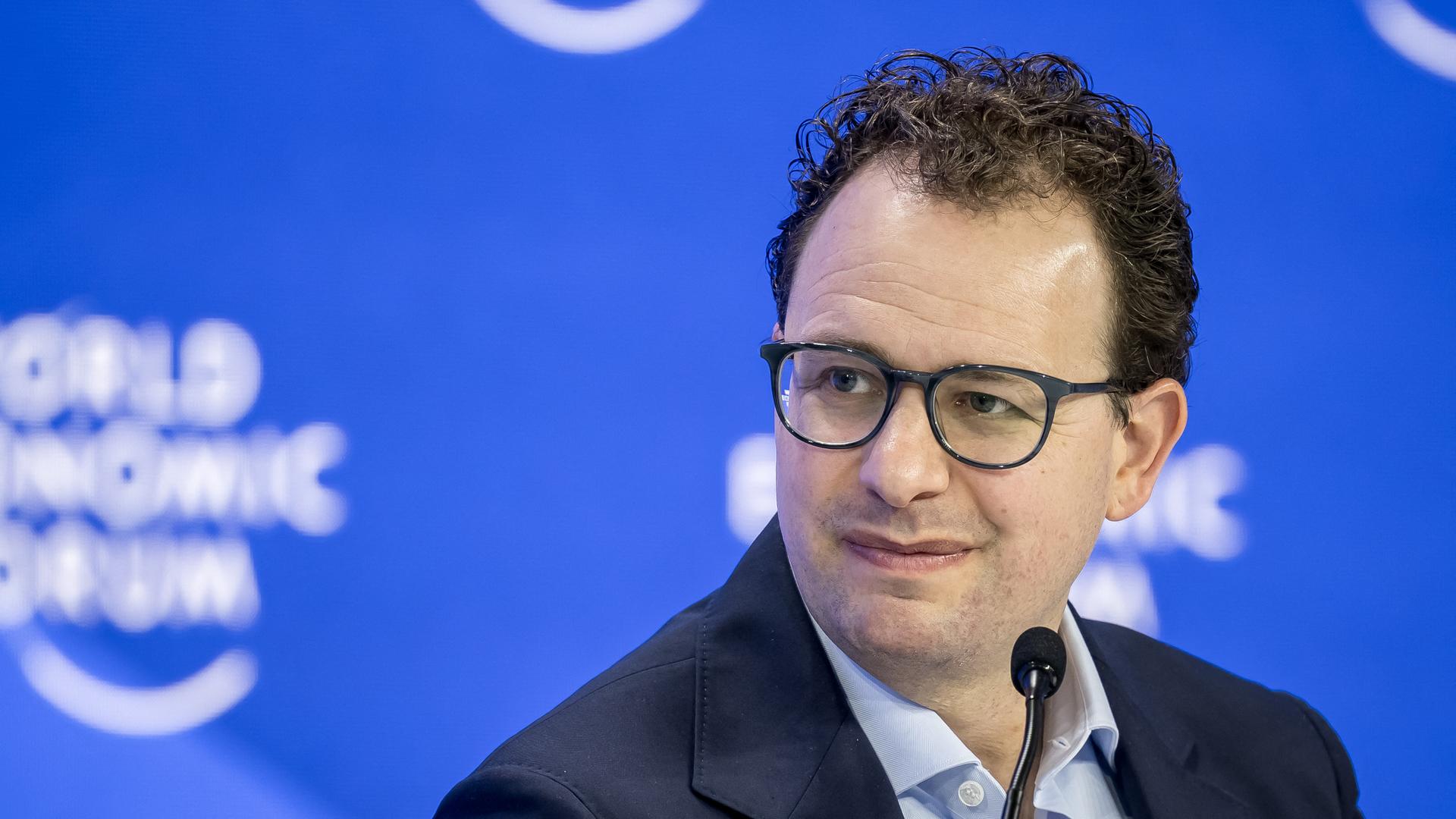 Dario Amodei, Mitbegründer von Anthropic, sitzt am Mikrofon einer Sitzung zum Thema KI während der Jahrestagung des Weltwirtschaftsforums (WEF) in Davos (23.01.2025, Schweiz) Dario Amodei, Mitbegründer von Anthropic, sitzt am Mikrofon einer Sitzung zum Thema KI während der Jahrestagung des Weltwirtschaftsforums (WEF) in Davos (23.01.2025, Schweiz)