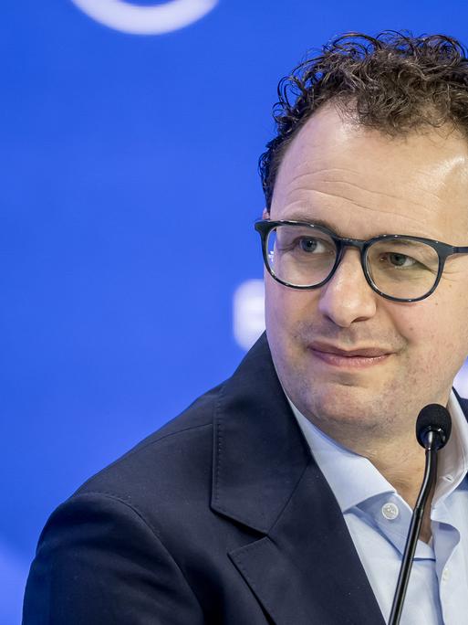 Dario Amodei, Mitbegründer von Anthropic, sitzt am Mikrofon einer Sitzung zum Thema KI während der Jahrestagung des Weltwirtschaftsforums (WEF) in Davos (23.01.2025, Schweiz) Dario Amodei, Mitbegründer von Anthropic, sitzt am Mikrofon einer Sitzung zum Thema KI während der Jahrestagung des Weltwirtschaftsforums (WEF) in Davos (23.01.2025, Schweiz)