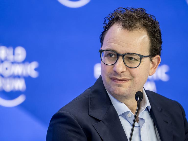 Dario Amodei, Mitbegründer von Anthropic, sitzt am Mikrofon einer Sitzung zum Thema KI während der Jahrestagung des Weltwirtschaftsforums (WEF) in Davos (23.01.2025, Schweiz) Dario Amodei, Mitbegründer von Anthropic, sitzt am Mikrofon einer Sitzung zum Thema KI während der Jahrestagung des Weltwirtschaftsforums (WEF) in Davos (23.01.2025, Schweiz)