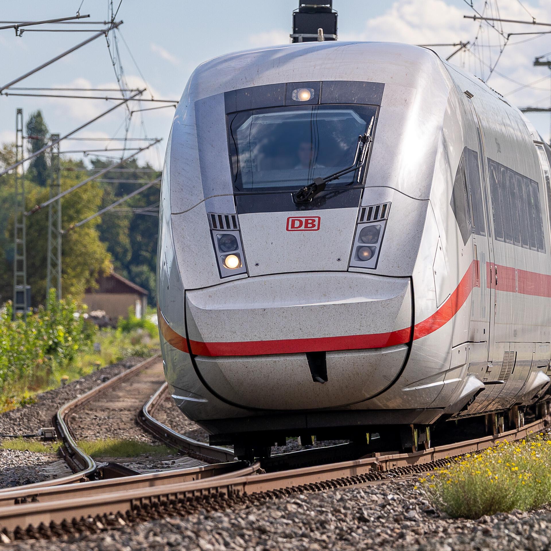 Tat im Juli 2025 - Nach Axtangriff in ICE: Angreifer soll dauerhaft in Psychiatrie untergebracht werden