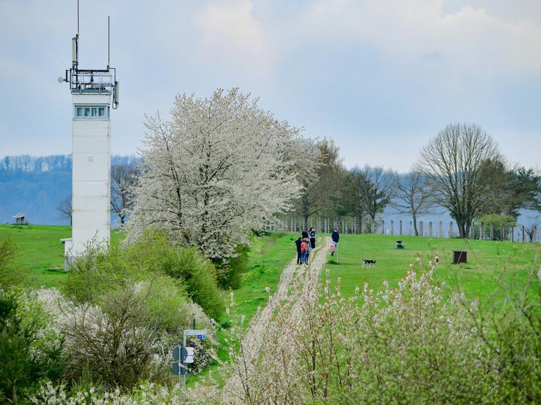 Unterwegs auf dem Grünen Band Blick auf den ehemaligen Grenzturm der DDR Grenztruppen am Point Alpha in der Rhön zwischen Thüringen und Hessen (2023) Unterwegs auf dem Grünen Band Blick auf den ehemaligen Grenzturm der DDR Grenztruppen am Point Alpha in der Rhön zwischen Thüringen und Hessen (2023)
