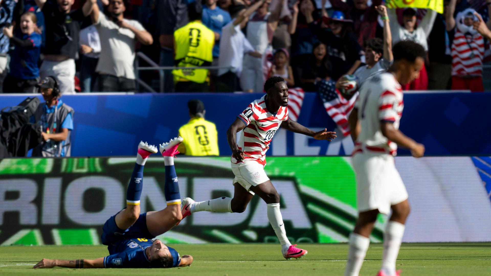 Er wird trotz roter Karte spielen: US-Stürmer Folarin Balogun feiert am 01.07.2026 während der WM ein Tor gegen Bosnien Er wird trotz roter Karte spielen: US-Stürmer Folarin Balogun feiert am 01.07.2026 während der WM ein Tor gegen Bosnien