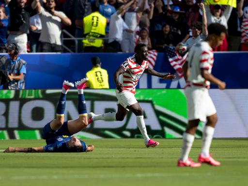 Er wird trotz roter Karte spielen: US-Stürmer Folarin Balogun feiert am 01.07.2026 während der WM ein Tor gegen Bosnien Er wird trotz roter Karte spielen: US-Stürmer Folarin Balogun feiert am 01.07.2026 während der WM ein Tor gegen Bosnien