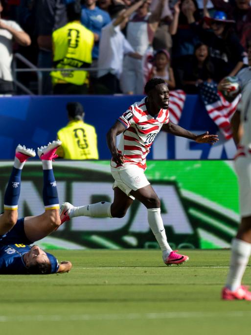 Er wird trotz roter Karte spielen: US-Stürmer Folarin Balogun feiert am 01.07.2026 während der WM ein Tor gegen Bosnien Er wird trotz roter Karte spielen: US-Stürmer Folarin Balogun feiert am 01.07.2026 während der WM ein Tor gegen Bosnien