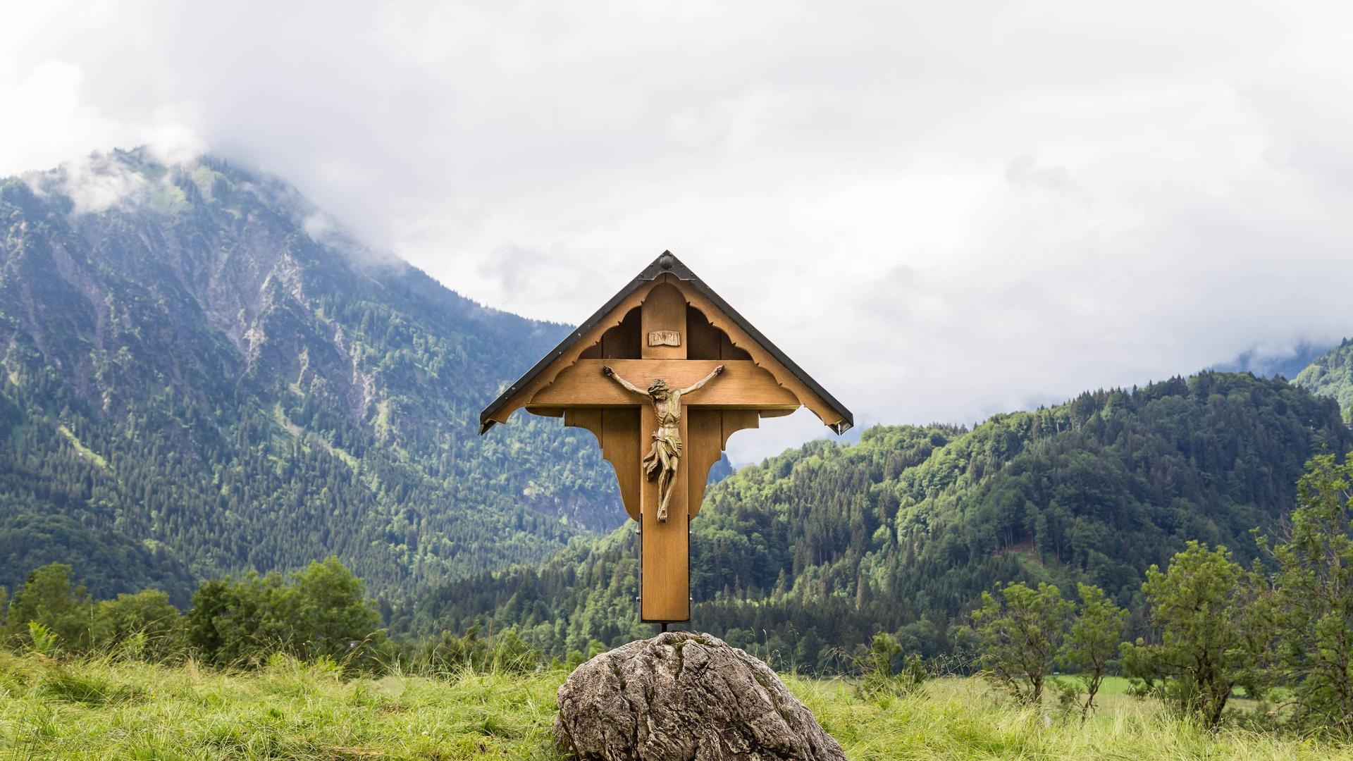 Ein Wegekreuz vor Bergkulisse Ein Wegekreuz vor Bergkulisse