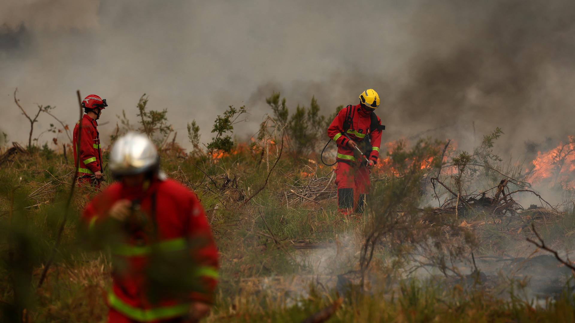 Feuerwehrleute einer Brigade aus Paris im Marschland westlich von Bordeaux bei Löscharbeiten am 26. Juli 2026 Feuerwehrleute einer Brigade aus Paris im Marschland westlich von Bordeaux bei Löscharbeiten am 26. Juli 2026