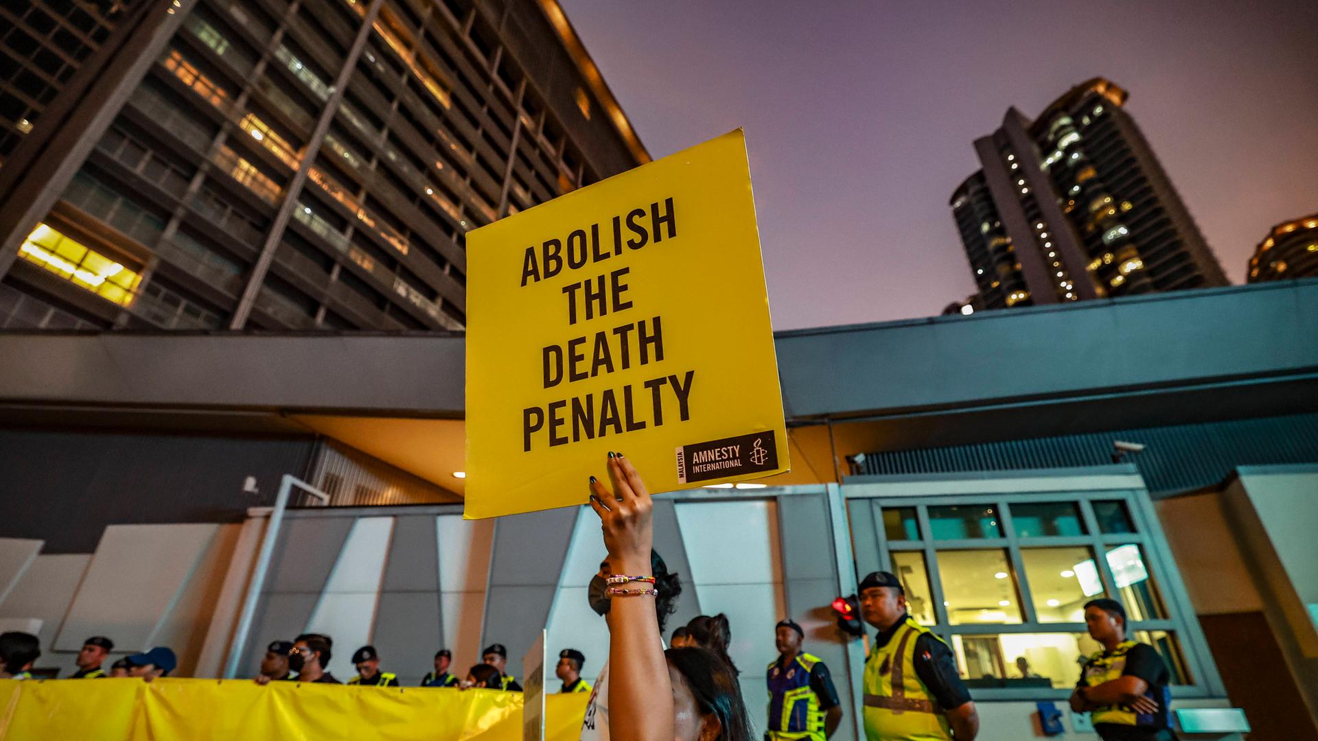 Menschen protestieren mit Amnesty International gegen die Todesstrafe Menschen protestieren mit Amnesty International gegen die Todesstrafe