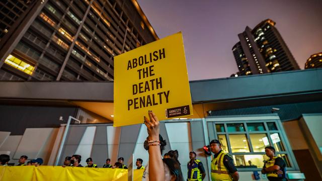 Menschen protestieren mit Amnesty International gegen die Todesstrafe