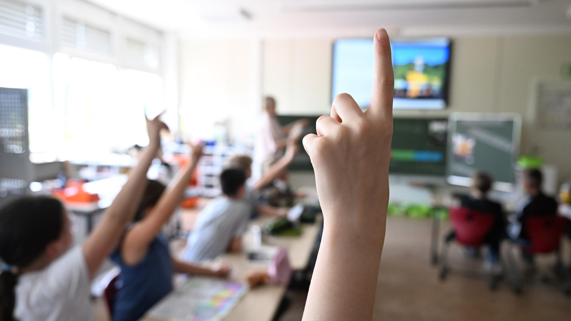 KIinder einer Grundschulklasse beteiligen sich am Unterricht