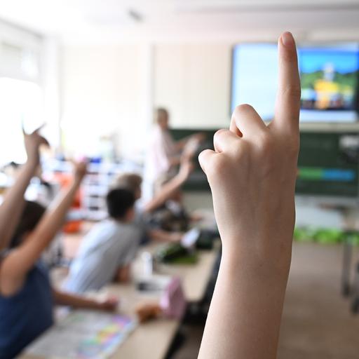 KIinder einer Grundschulklasse beteiligen sich am Unterricht