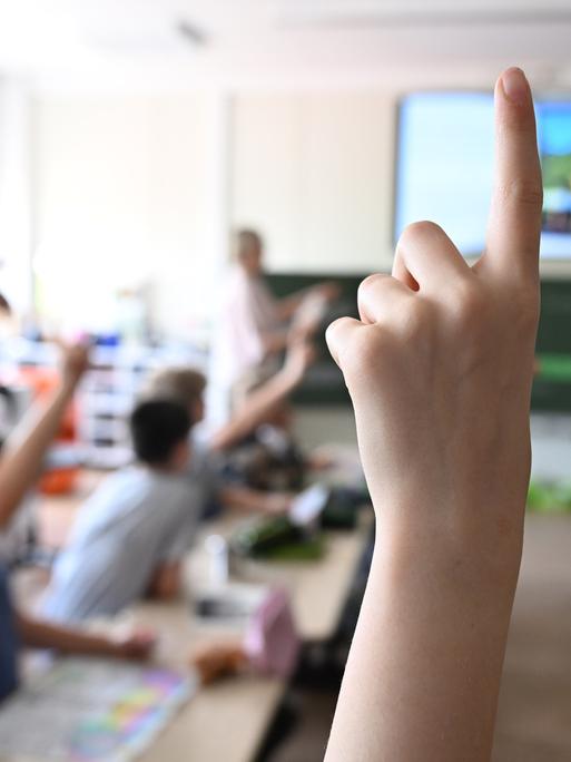 KIinder einer Grundschulklasse beteiligen sich am Unterricht KIinder einer Grundschulklasse beteiligen sich am Unterricht