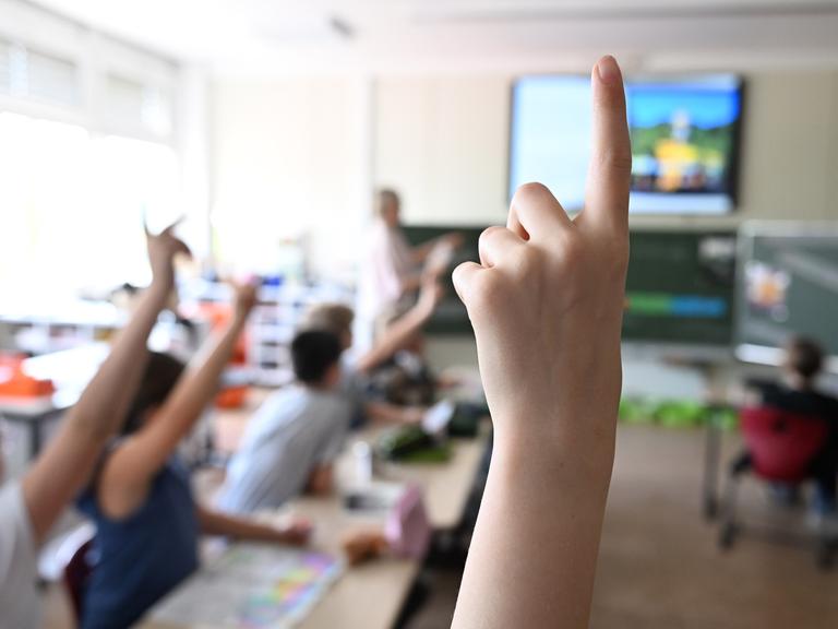 KIinder einer Grundschulklasse beteiligen sich am Unterricht KIinder einer Grundschulklasse beteiligen sich am Unterricht